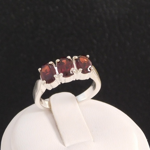 Vintage Avon Ruby 3 stone ring Size: 7 1/2 - Picture 3 of 3